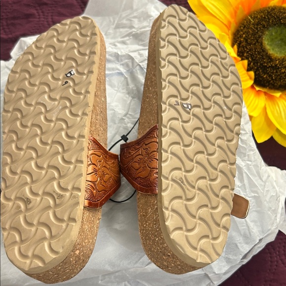 Myra Bag Hand Tooled Leather Thong Sandals - Brown/Tan - Size 10 - Picture 10 of 11